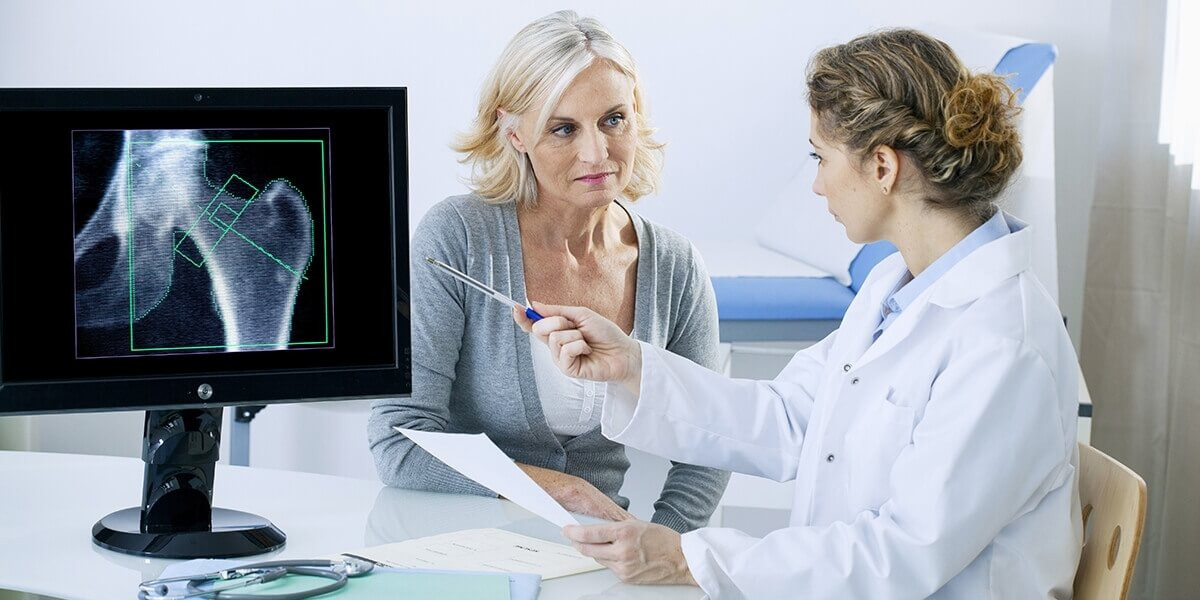 L’OSTEOPOROSI: COSA LA CAUSA, COME PREVENIRLA, COME CURARLA